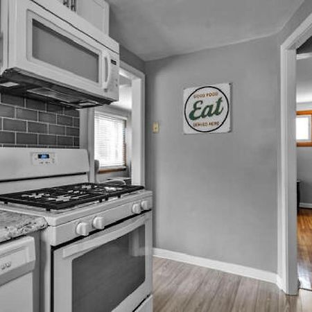 Gorgeous 2 Queen Bedroom Lower Apartment In North Buffalo With Free Driveway Parking Eksteriør billede