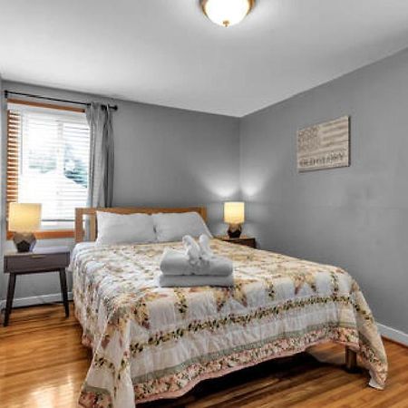 Gorgeous 2 Queen Bedroom Lower Apartment In North Buffalo With Free Driveway Parking Eksteriør billede