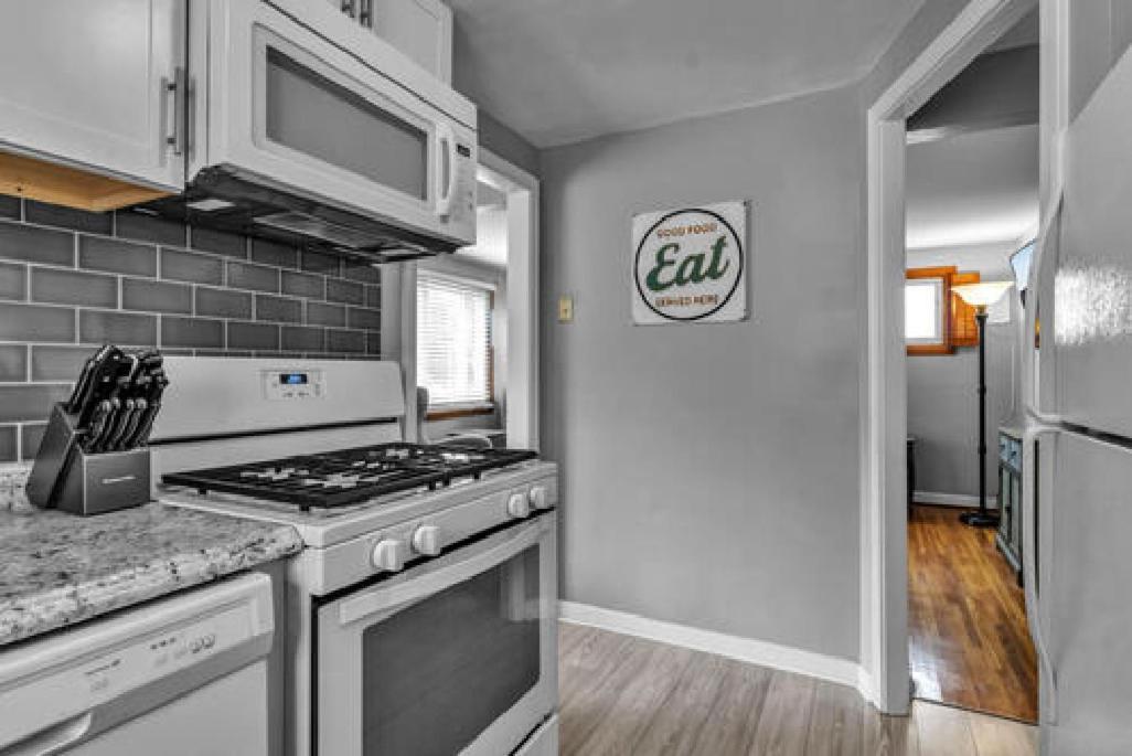 Gorgeous 2 Queen Bedroom Lower Apartment In North Buffalo With Free Driveway Parking Eksteriør billede