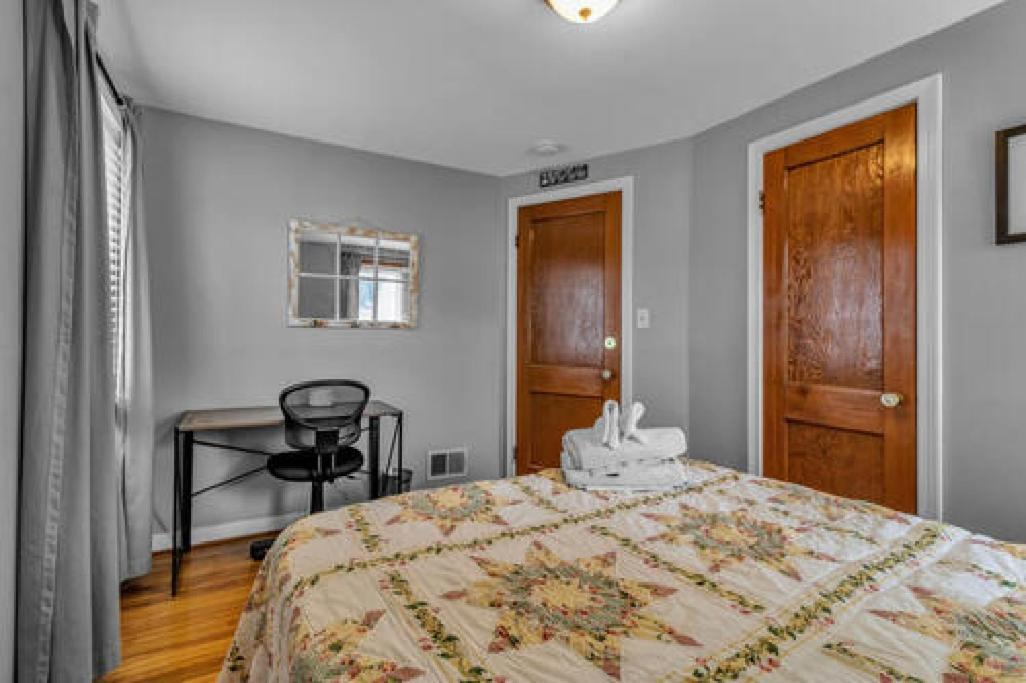 Gorgeous 2 Queen Bedroom Lower Apartment In North Buffalo With Free Driveway Parking Eksteriør billede