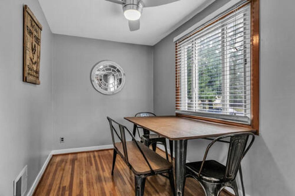 Gorgeous 2 Queen Bedroom Lower Apartment In North Buffalo With Free Driveway Parking Eksteriør billede