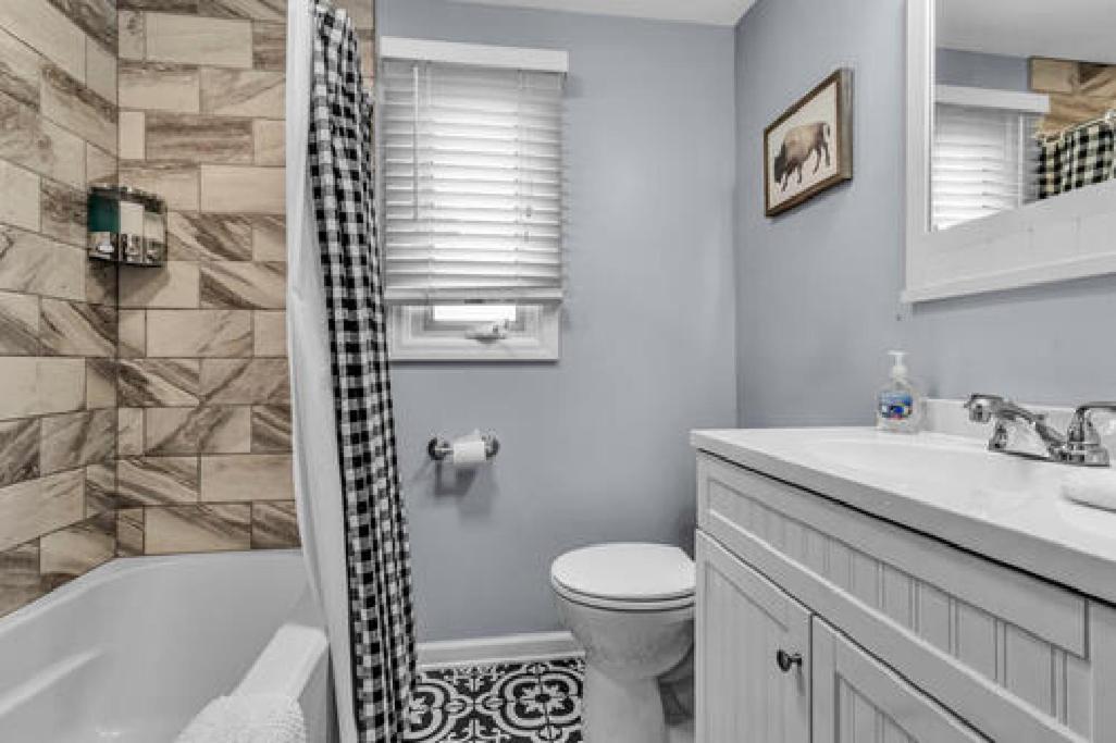 Gorgeous 2 Queen Bedroom Lower Apartment In North Buffalo With Free Driveway Parking Eksteriør billede