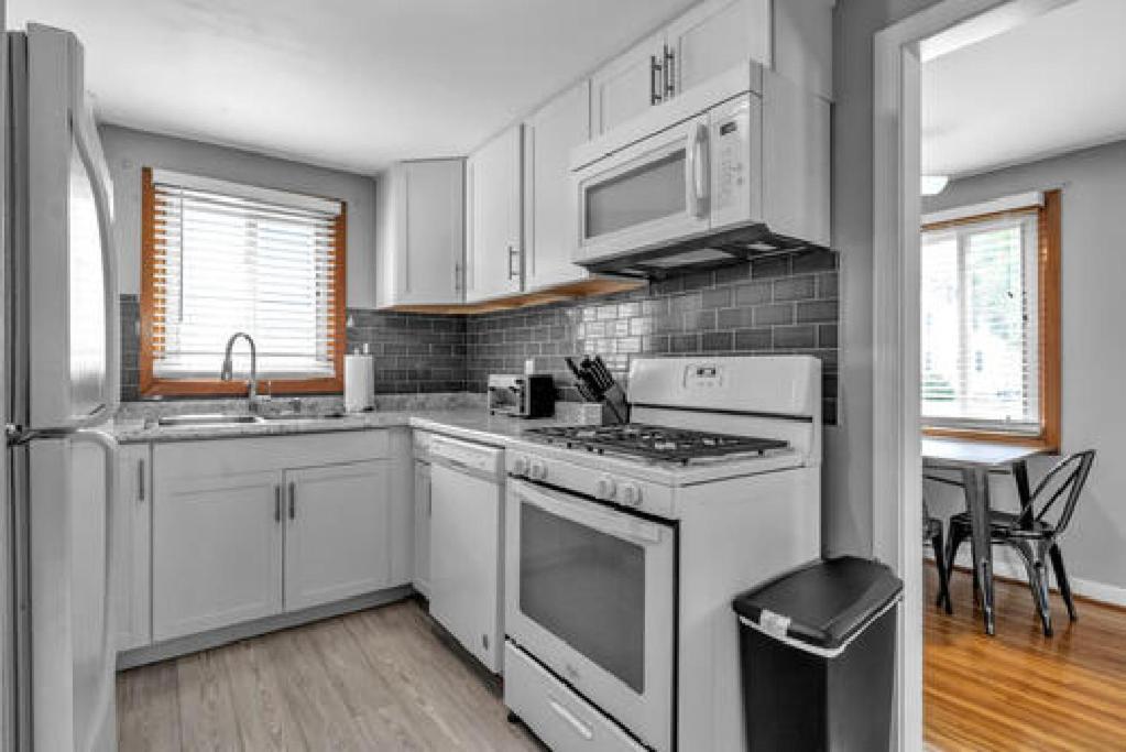 Gorgeous 2 Queen Bedroom Lower Apartment In North Buffalo With Free Driveway Parking Eksteriør billede