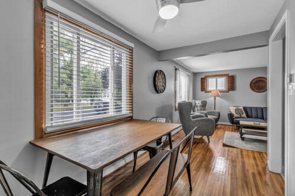 Gorgeous 2 Queen Bedroom Lower Apartment In North Buffalo With Free Driveway Parking Eksteriør billede